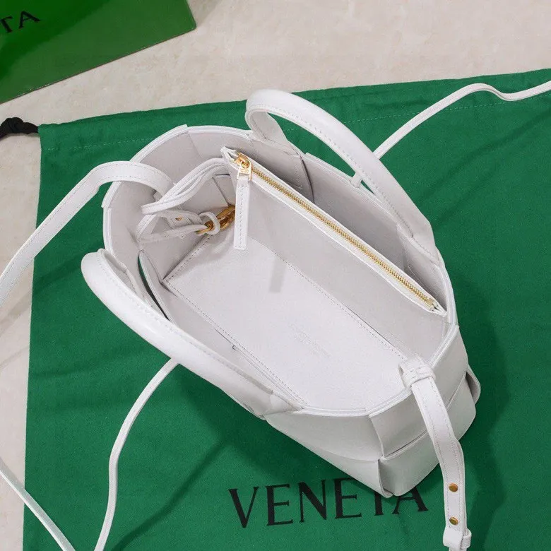 Batch 1460 🔥🔥🔥BV mini tote bag🟡🟡🟡Arco tote finally has a mini version this season. I love this size💯I have always been fond of tote bags because it has no complicated design, is simple and neat, and is easy to match with daily clothes🍒🍒Key point key point! It is equipped with a detachable shoulder strap, suitable for commuting and casual wear for any occasion👏👏Model number: 9894#, size: 25x16x8cm.